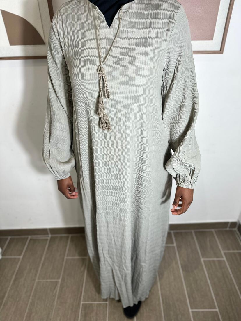 Abaya avec fil au col