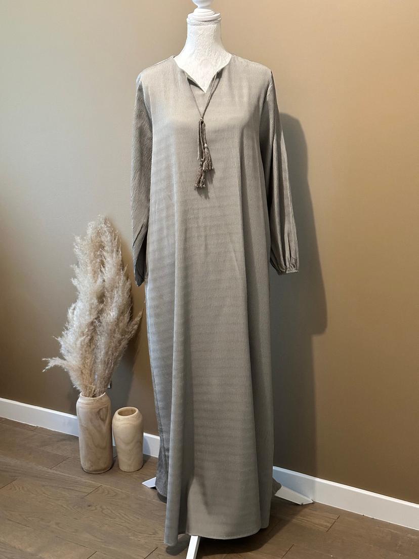 Abaya avec fil au col